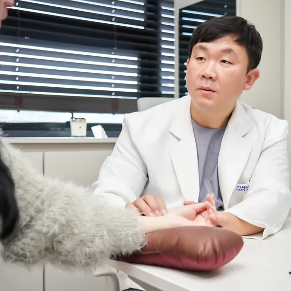 주성동 한의원 보약 — 최씨고집한의원 원장의 진맥 장면