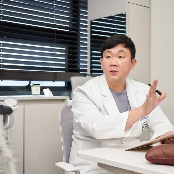 율량3지구 한의원 최씨고집한의원 원장 상담 장면