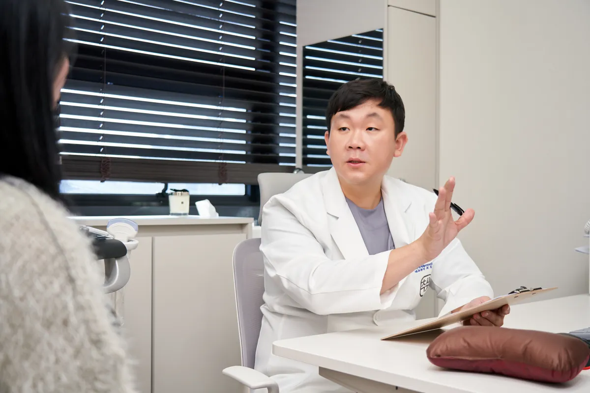 율량3지구 한의원 최씨고집한의원 원장 상담 장면