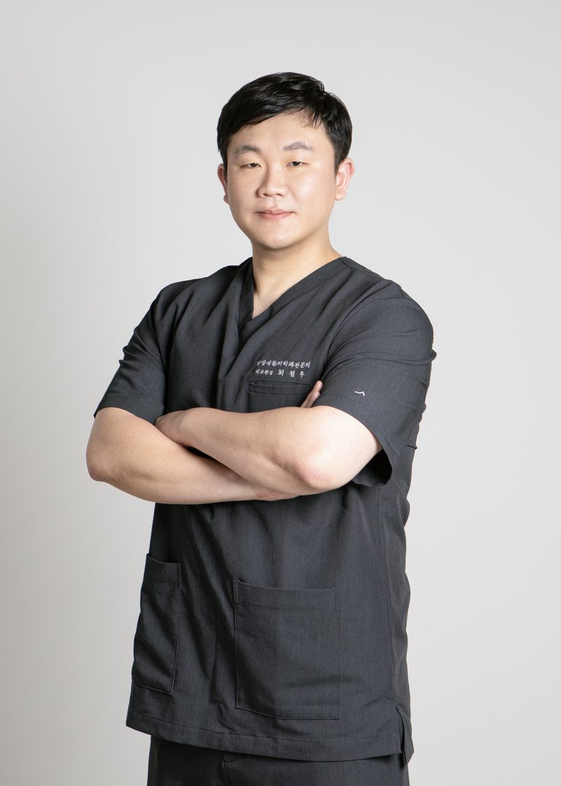 최철우 대표원장 — 한방재활의학과 전문의 · 한방재활의학 박사