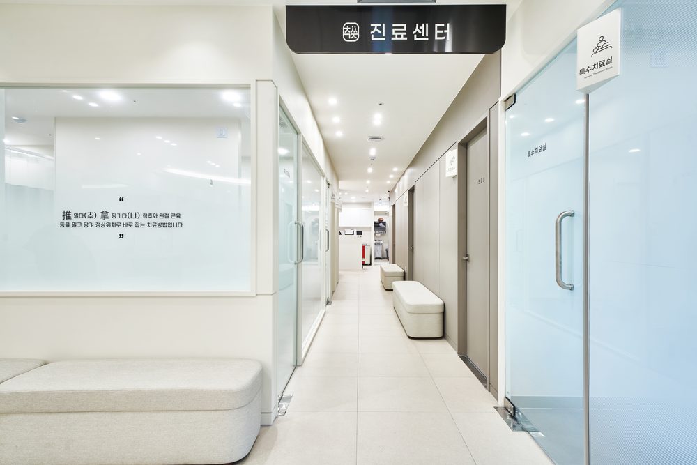 진료실과 치료실이 이어지는 복도