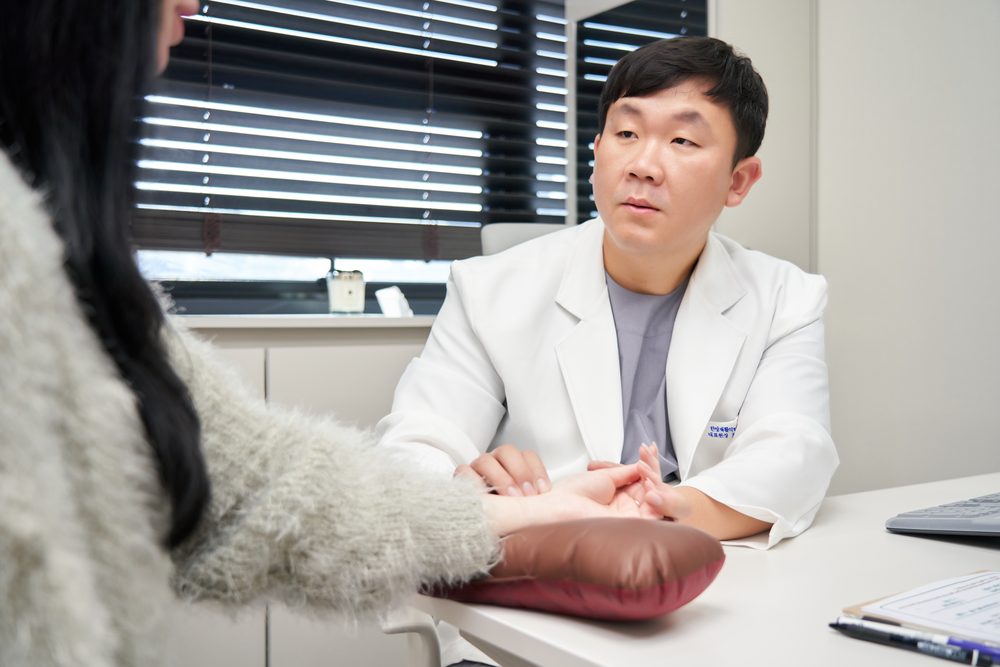 최씨고집한의원 원장이 환자의 맥을 짚는 진맥 장면